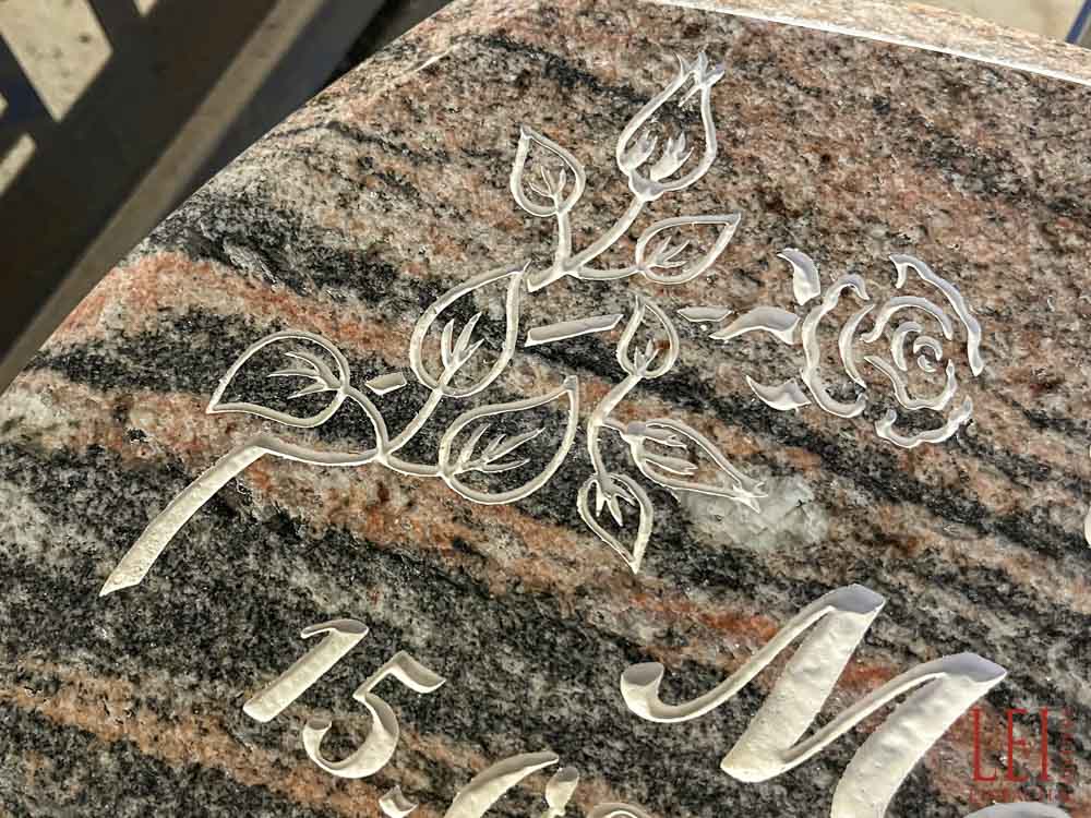 Beispiel für eine vertieft in den Stein eingearbeitete Schrift.